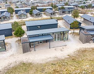 Luchtfoto van vrijstaande woning in Hollum, Ameland, omringd door natuur en rust op de Waddeneilanden.