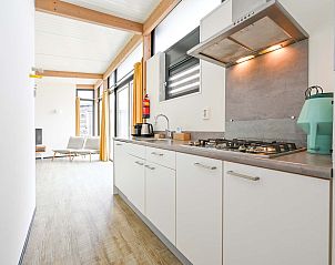 Tweede slaapkamer in de vrijstaande woning in Hollum, Ameland met houten accenten en een serene ambiance.