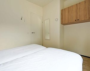 Moderne badkamer in de vrijstaande woning in Hollum, Ameland met een ruime douche en houten details.