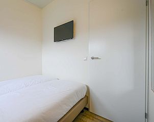 Badkamer in de vrijstaande woning in Hollum, Ameland met een strakke wastafel en een heldere spiegel.