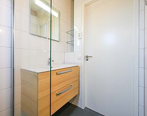 Luchtfoto van de vrijstaande woning in Hollum, Ameland, gelegen in een rustige omgeving op de Waddeneilanden.