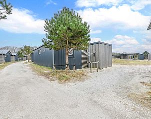 Receptie van de vrijstaande woning in Hollum, Ameland, met een uitnodigende entree en groene daken.