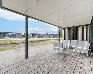 Gezellige zithoek op het terras van de Vrijstaande woning in Hollum, Ameland.