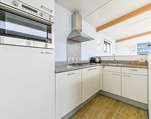 Slaapkamer met tweepersoonsbed in Vrijstaande woning in Hollum, Ameland.