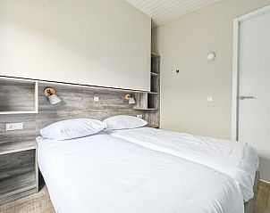 Lichte slaapkamer met comfortabele bedden in vakantiewoning Hollum, Ameland.