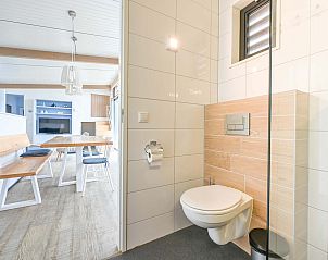 Moderne badkamer met inloopdouche in vakantiewoning Hollum, Ameland.