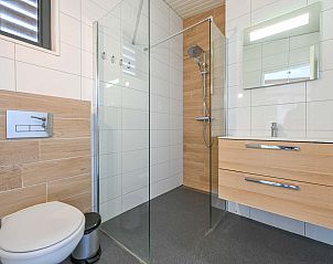 Knusse slaapkamer met tweepersoonsbed in Vrijstaande woning in Hollum, Ameland.