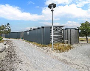 Pad naar de Vrijstaande woning in Hollum, Ameland omgeven door natuur.