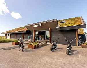 Speeltuin bij Vrijstaande woning in Hollum, Ameland met vuurtoren in zicht.