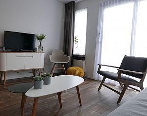 Stijlvolle loungehoek met moderne meubels in Appartement Amelander Kaap 2, Hollum, Ameland voor een ontspannen verblijf.