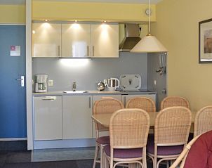 Compacte keuken met eethoek in Appartement Amelander Kaap 2, Hollum, Ameland, perfect voor zelfvoorzienende vakanties.