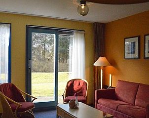 Gezellige zithoek met uitzicht op de natuur in Appartement Amelander Kaap 2, Hollum, Ameland voor ontspanning.