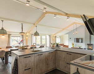 Open keuken in vakantiehuis Wagenschuur, Hollum, Ameland met moderne apparatuur en uitzicht op de Waddeneilanden.