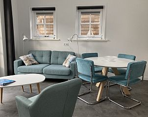 Stijlvolle woonkamer in 't Roefke, vakantiehuis in Hollum, Ameland met comfortabele zitruimte.