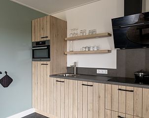 Moderne keuken in Dorsvloer appartement, Hollum, Ameland. Volledig uitgerust met houten kasten en moderne apparatuur.