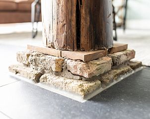 Authentieke houten steunpilaar in vakantiehuis Langsdeel, Hollum, Ameland voor een rustieke sfeer.