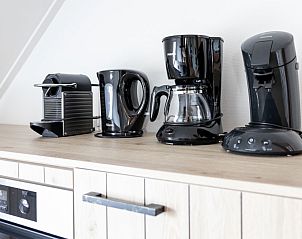 Keukenapparatuur in Hooivak vakantiehuis, Hollum, Ameland met koffiemachine en waterkoker.