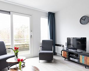 Lichtovergoten zithoek met uitzicht in Amelander Kaap 126, appartement in Hollum, Ameland.