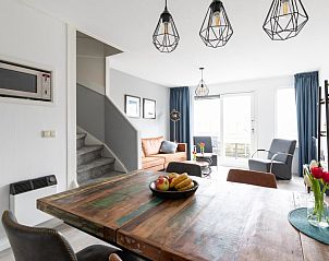 Open leefruimte in Amelander Kaap 126, appartement in Hollum, Ameland, met eet- en zithoek.