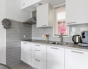 Moderne keuken in Amelander Kaap 126, vakantieappartement in Hollum, Ameland, met strakke afwerking.