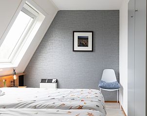 Sfeervolle slaapkamer met dakraam in Amelander Kaap 126, vakantieappartement in Hollum, Ameland.