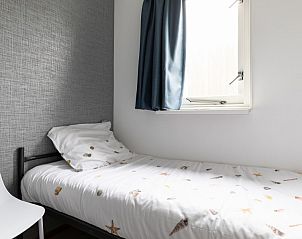 Knusse eenpersoonskamer in Amelander Kaap 126, appartement in Hollum, Ameland, met natuurlijk licht.