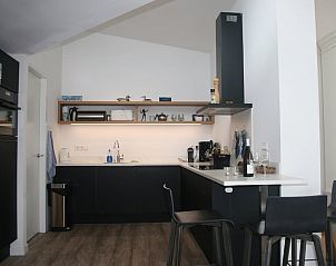 Moderne keuken in vakantiehuis Duyngolf 12 in Hollum, Ameland, Waddeneilanden, met stijlvolle inrichting en comfortabele voorzieningen.