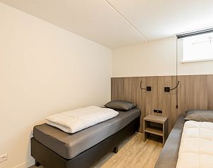 Slaapkamer in bungalow Duyngolf 12, Hollum, Ameland met twee comfortabele bedden en modern interieur op de Waddeneilanden.