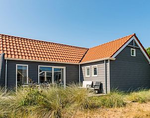 Waddenlodge 8 in Hollum, Ameland met charmante buitenkant en rieten dak, ideaal voor een ontspannen verblijf op de Waddeneilanden.