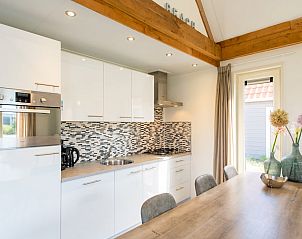 Moderne keuken en eetruimte in Waddenlodge 8, gelegen in het schilderachtige Hollum op Ameland.