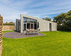 Duyngolf 8 bungalow in Hollum, Ameland met zonnig terras en groene tuin, ideaal voor een ontspannen vakantie op de Waddeneilanden.