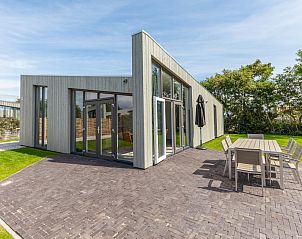 Duyngolf 8 bungalow in Hollum, Ameland met modern terras en ruime tuin, ideaal voor een ontspannend verblijf op de Waddeneilanden.