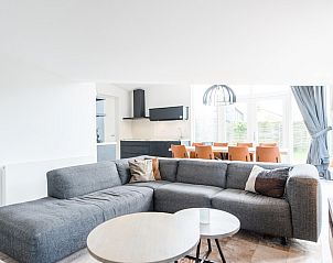 Moderne eetkamer in vakantiehuis Duyngolf 8, gelegen in Hollum, Ameland, met ruime tafel en veel lichtinval voor een ontspannen verblijf.