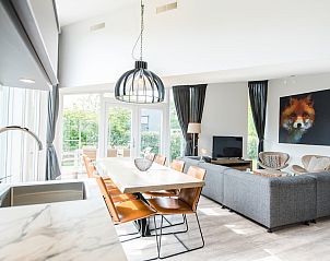 Moderne badkamer in vakantiehuis Duyngolf 8, Hollum, Ameland, met ruime douche en stijlvolle wastafel voor ultiem comfort.