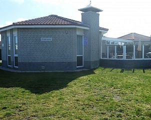 Fairway bungalow in green area of Hollum, Ameland, offers peace and privacy on the Wadden Islands.