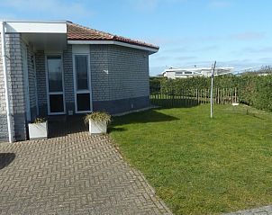 Entrance to Fairway vacation home in Hollum, Ameland, with spacious garden and natural surroundings on the Wadden Islands.