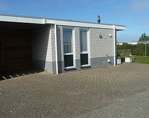 Parking and entrance to Fairway bungalow in Hollum, Ameland, ideal for a quiet vacation on the Wadden Islands.
