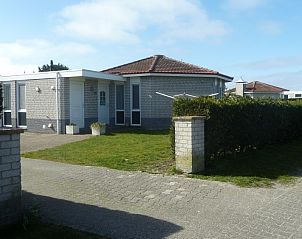 Front of Fairway vacation home in Hollum, Ameland, surrounded by greenery and tranquility on the Wadden Islands.