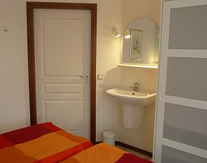 Bedroom with sink in Fairway vacation home, Hollum, Ameland, offers comfort and privacy on the Wadden Islands.