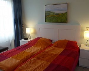 Cozy double bedroom in Fairway bungalow, Hollum, Ameland, for a relaxing stay in the Wadden Islands.