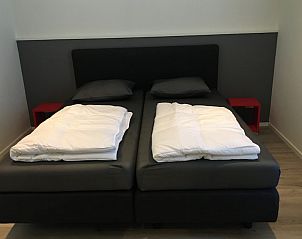 Stijlvolle eetkamer in Bornrif Luxe 6, een vakantiehuis in Hollum, Ameland, met moderne inrichting en veel natuurlijk licht.