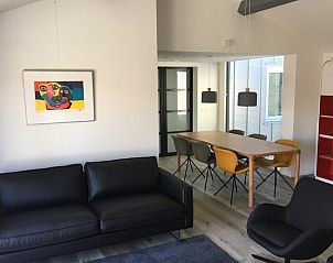 Bornrif Luxe 6 bungalow in Hollum, Ameland. Geniet van de serene tuin en het uitnodigende terras op de Waddeneilanden.