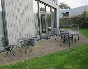 Gezellige zithoek op het terras van Duyngolf 71 vakantiehuis in Hollum Ameland.