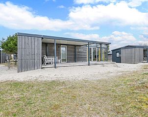 Terras van de vrijstaande woning in Hollum, Ameland, omringd door natuur op de Waddeneilanden.