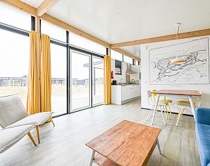 Open keuken en eetruimte in de vrijstaande woning in Hollum, Ameland, met moderne inrichting op de Waddeneilanden.