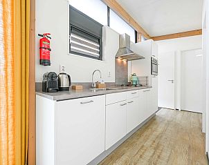 Ruime badkamer in de vrijstaande woning in Hollum, Ameland, met moderne douche op de Waddeneilanden.