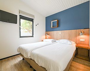 Sfeervolle badkamer in de vrijstaande woning in Hollum, Ameland, met stijlvolle wastafel op de Waddeneilanden.