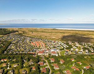 Receptie van de vrijstaande woning in Hollum, Ameland, met groen dak en moderne uitstraling op de Waddeneilanden.