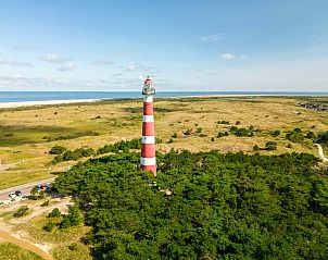 Speeltuin met uitzicht op de vuurtoren nabij de vrijstaande woning in Hollum, Ameland, Waddeneilanden.