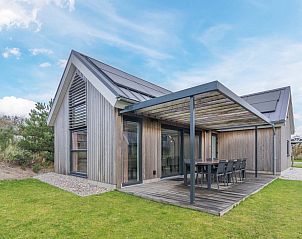 Terras met overkapping bij Vrijstaande woning in Hollum, Ameland, vakantiehuis omgeven door natuur op de Waddeneilanden.